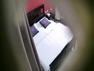 中午吃完饭和女朋友到单位附近钟点房来一炮骚货一边吹箫一边和闺蜜微信聊天