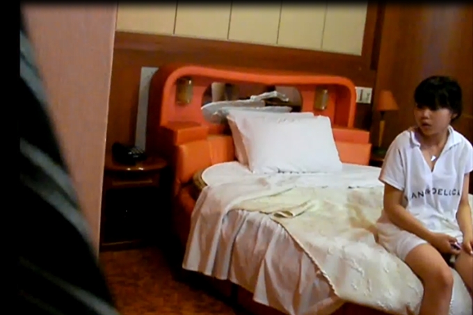 guochan90后小美女跟男友吵架后跟别的男人上床，边做边打电话